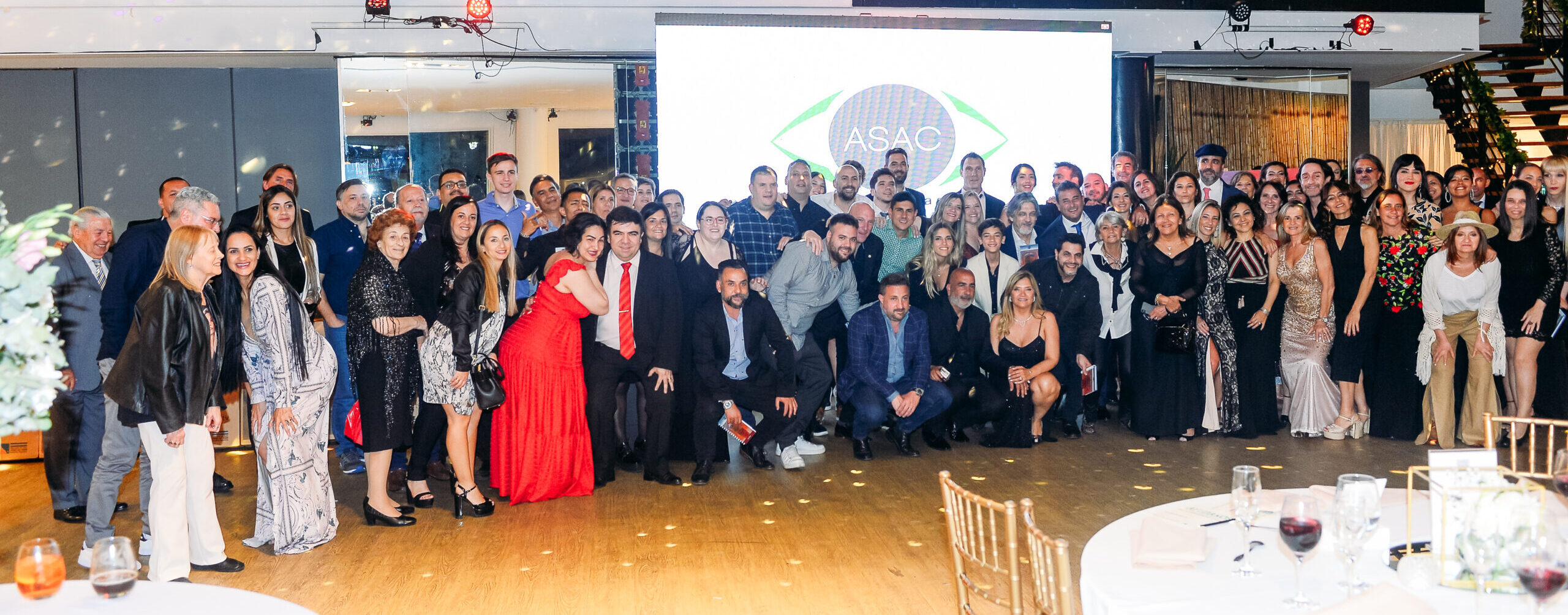 foto grupal que incluye todos los que asistieron a la Cena Solidaria 2022